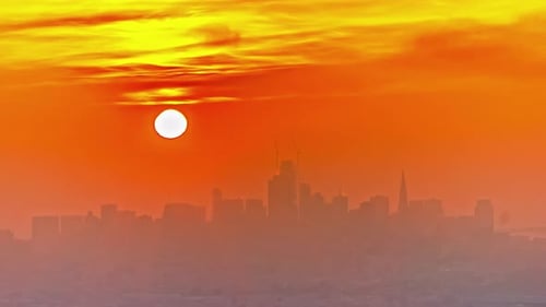 Un magnifique timelapse du soleil avec des bâtiments en arrière-plan