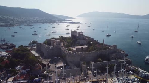 Fantastische Luftaufnahme des Yachthafens von Bodrum und der Burg von Bodrum, Türkei