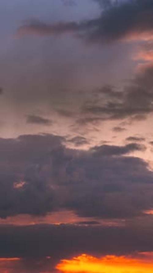 Photo verticale, coucher de soleil, copie de l'espace, coucher de soleil, ciel nuageux avec nuages du soir, fond naturel, dramatique