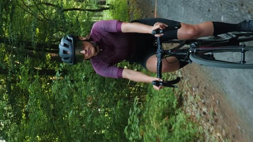 Porträt einer selbstbewussten motivierten Radfahrerin, die Fahrrad fährt. Vertikales Video
