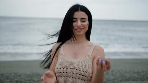 Femme jouant avec un ballon violet à la plage