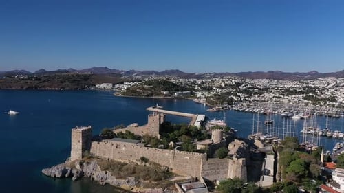 Blick auf das Schloss Halikarnassos und die Yachten in Bodrum, Türkei