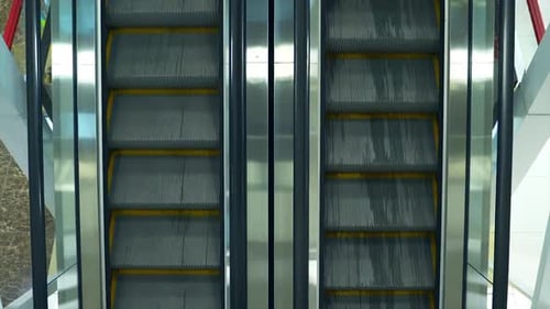 Des escaliers mécaniques modernes se déplacent rapidement dans le centre commercial.