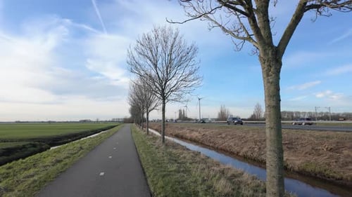 Piste cyclable et digues près de la circulation routière aux Pays-Bas. Prise de vue POV