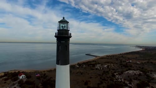 Leuchtturm aus der Sicht einer Drohne in 4K