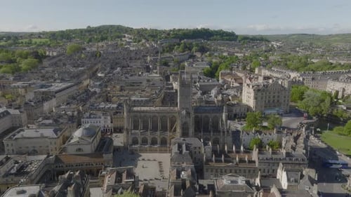 Panning right along the Bath Abbey towards the River Avon
