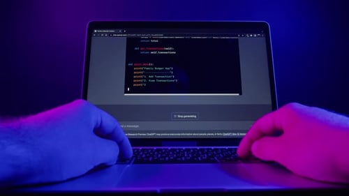 Mann arbeitet mit Chat-KI online, verbindet sich mit KI und verwendet Ai-Code, IT-Ingenieur, Softwareentwickler