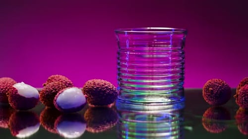 Des baies de litchi mûres et juteuses et le cocktail Blue Lagoon dans un verre