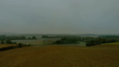 Luftaufnahmen über dem Feld an einem nebligen Morgen, bewölkter Himmel und natürliche Landschaft in der Umgebung, Drohne 4K, w