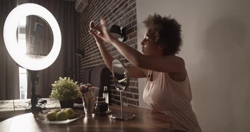 Vídeo tutorial de grabación de bloguera de belleza afroamericana