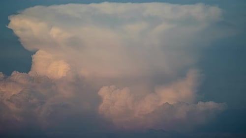 Formation de nuages éclairée au coucher ou au lever du soleil, vue en laps de temps