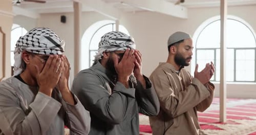 Segnen, moscheieren und gemeinsam mit muslimischen Männern im Tempel für Glauben, Glauben oder Religion beten