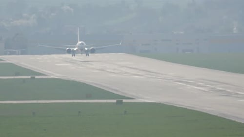 Wunderschöne Landung eines Passagierflugzeugs auf einer ruhigen Landebahn des Flughafens