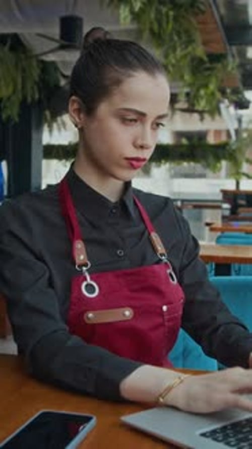 Beautiful young woman using laptop at resturant.