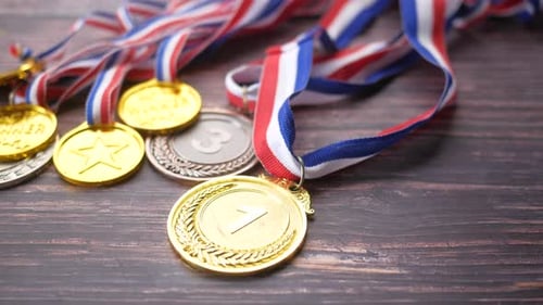 Trophäe für den ersten Platz auf Holzuntergrund