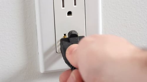 Stromkabel in eine nordamerikanische Steckdose stecken, Nahaufnahme