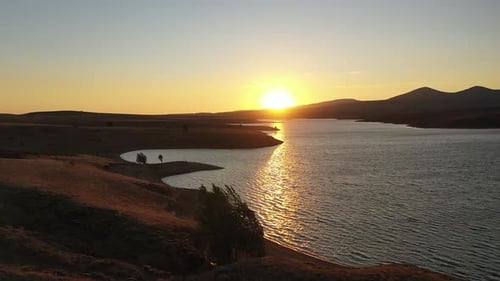 Vue aérienne du barrage et des collines au coucher du soleil 2