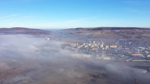 Luftaufnahme der städtischen Umweltverschmutzung in der Stadt. Blick auf Smog von einer fliegenden Drohne