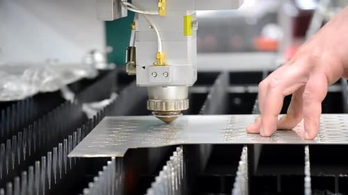 Metalllaserschneiden, Schneiden von Blechen, Laserschneiden von Metallen, Nahaufnahme, industriell