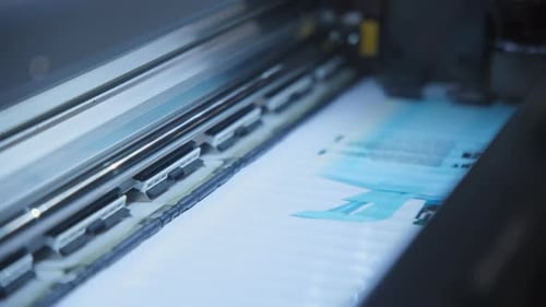Drucken auf Film auf einem großen technologischen Drucker Herstellung von Werbefilmen