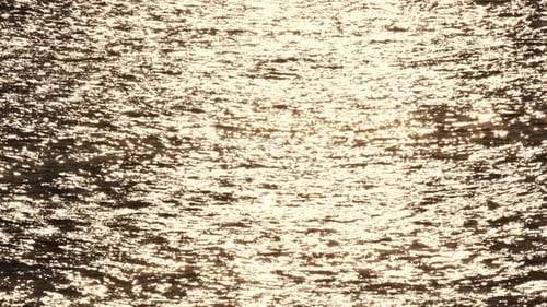 Meeresoberfläche in Zeitlupe bei Sonnenuntergang. Ruhiges, beruhigendes Wasser.