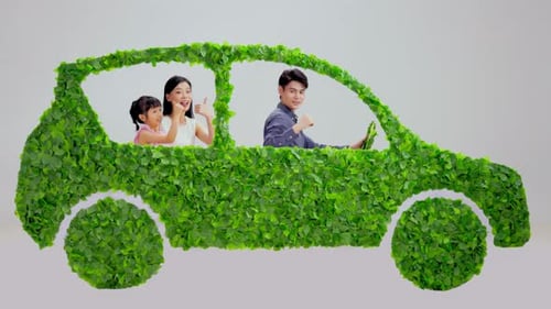 Clear Ecology Auto aus grünem Gras, das mit fliegenden Grashalmen vorwärts rast und gegen die Zukunft antritt