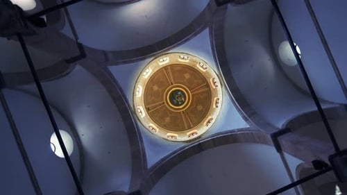 Blick auf die religiöse Kuppel einer Moschee. Kamera kreist in 4K