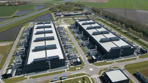 Foto simétrica de drones de edifícios de data center em Middenmeer, Holanda do Norte, Holanda