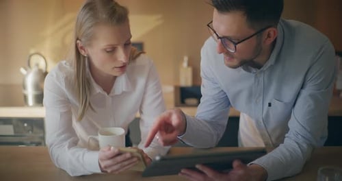 Empresários, trabalhadores conversando, trabalhando no escritório