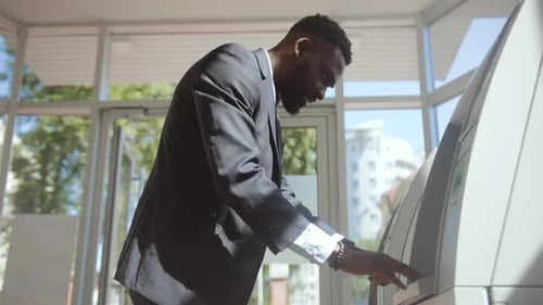 Empresário irritado e surpreso que falhou em uma operação de saque em um banco, vista lateral de