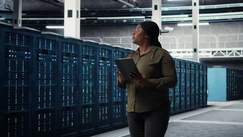 Rechenzentrumsadministrator überwacht Rechenzentrumsmetriken auf dem Tablet