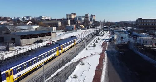 Personenzugfahrten mit der Bahn an einem verschneiten Ort aus der Luft