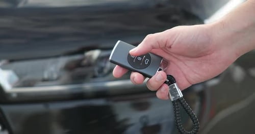 Man entriegelt das Auto per Hand, indem man eine Taste auf einer Taste drückt, dann geht das Licht an