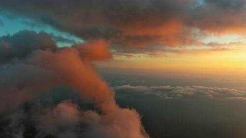 Fliegen in hellen Sonnenuntergangswolken