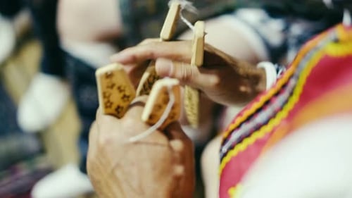 Mann in ethnischer Kleidung spielt folkloristisches Musikinstrument. Nahaufnahme. Zeitlupe, 4K.