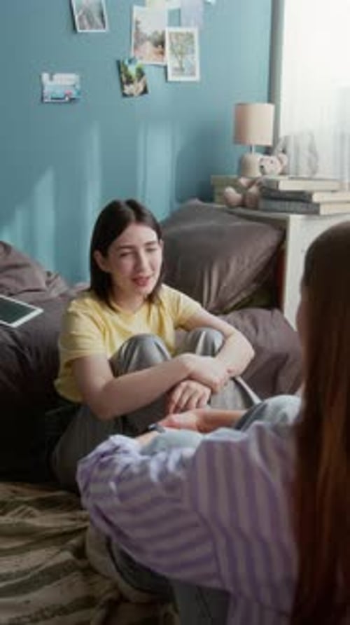 Dos adolescentes que comparten historias en vertical