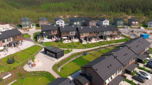 Mischung aus Einfamilienhäusern und Reihenhäusern in einem neuen Vorort