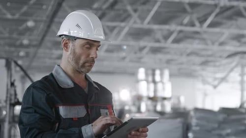 Ingenieur, der plant, entwirft, tragende Arbeiten. Männliche Person mit schützendem Schutzhelm. Hübscher Arbeiter...