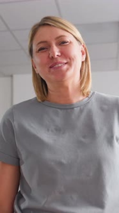 Femme détendue avec un flair créatif Femme confiante dans un cadre d'éclairage naturel Portrait de souriant