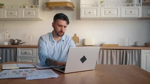 Empresario serio trabajando en casa Retrato de un adulto, pensativo, empresario, gerente, empresario