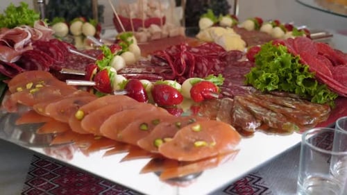 1. Sirve un buffet con quesos y carnes ahumadas.