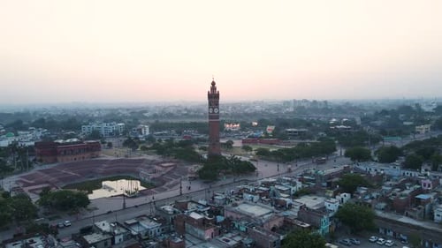 Atemberaubende Luftaufnahme des Uhrenturms von Lucknow in der Morgendämmerung mit den umliegenden Gebäuden