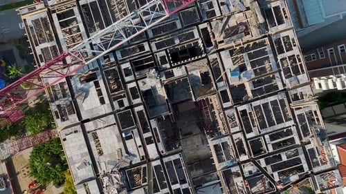 Vídeo aéreo de la construcción de azoteas con trabajadores y materiales