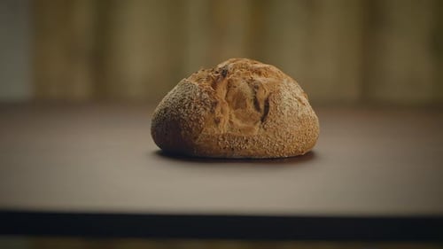 Bio-Vollkornbrot auf dem Küchentisch, essfertig