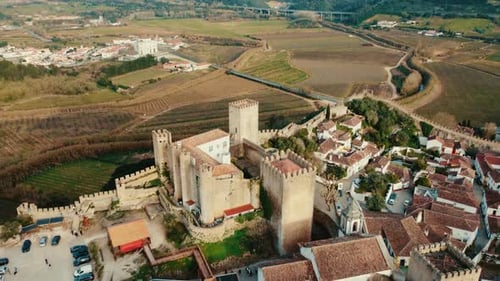 Vue aérienne filmée par drone de la tour Dom Fernando à Óbidos, prise depuis une vue en hauteur et