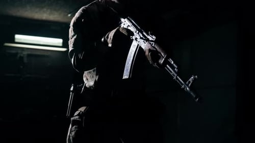 Stratégie tactique militaire visant une silhouette de fusil de l'OTAN à rétroéclairage contrasté