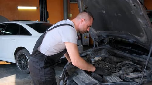 Mechaniker arbeitet in einer Werkstattwerkstatt am Automotor Konzept für Autoservice und Autowartung