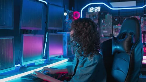 Una programadora demuestra habilidad para codificar e interactuar con la tecnología