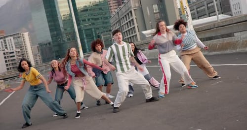 Des amis du hip hop, de la diversité et de la danse dans une ville pour la liberté et l'art créatif