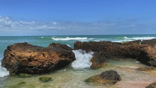 Vista das ondas quebrando no recife.